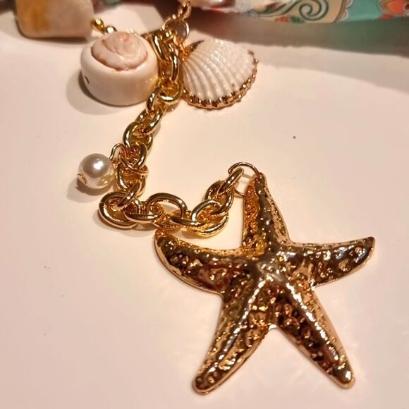 New ANTHRO Seashell Necklace - Picture 3 of 8